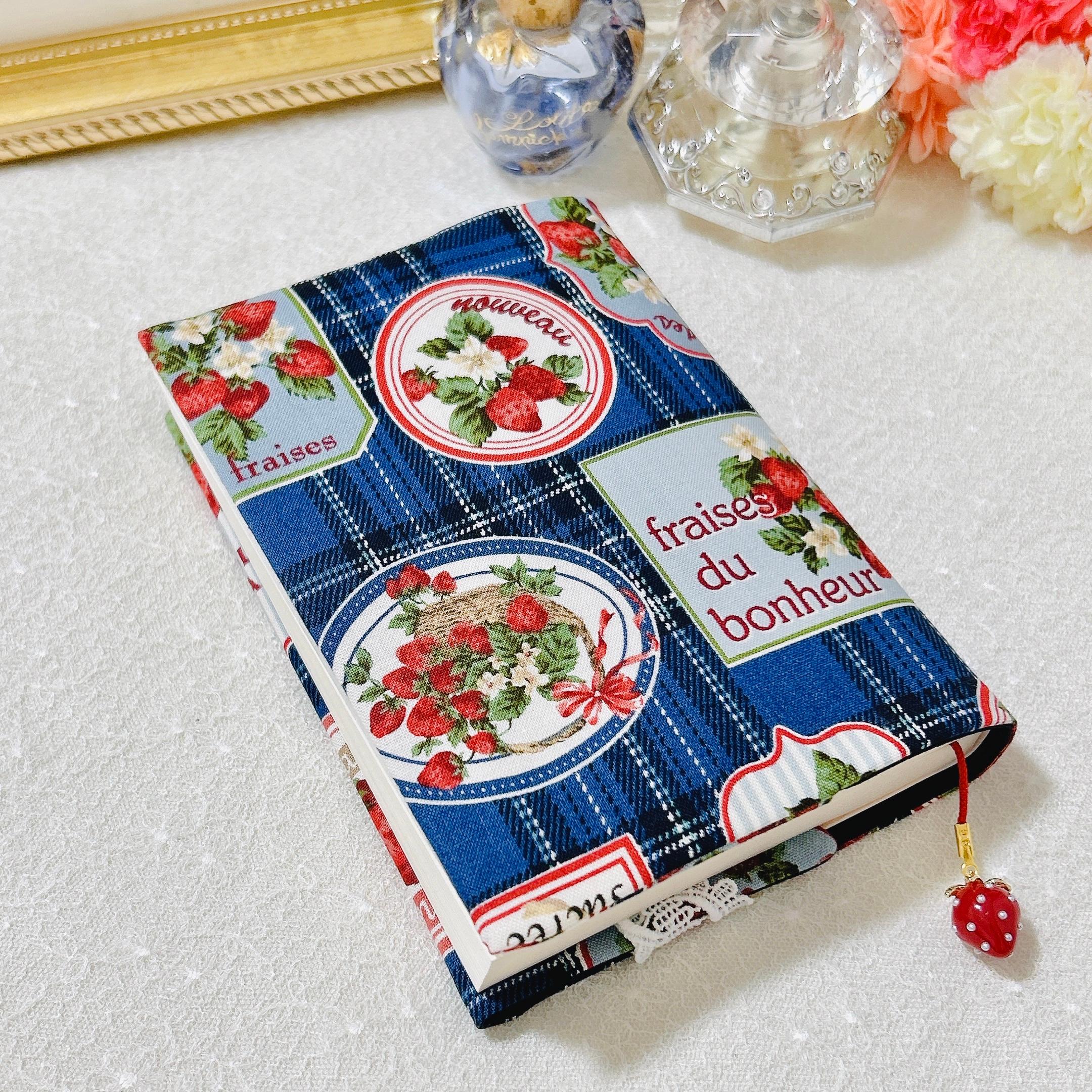 ストロベリータータン♡ブックカバー(ネイビー)1枚目の画像