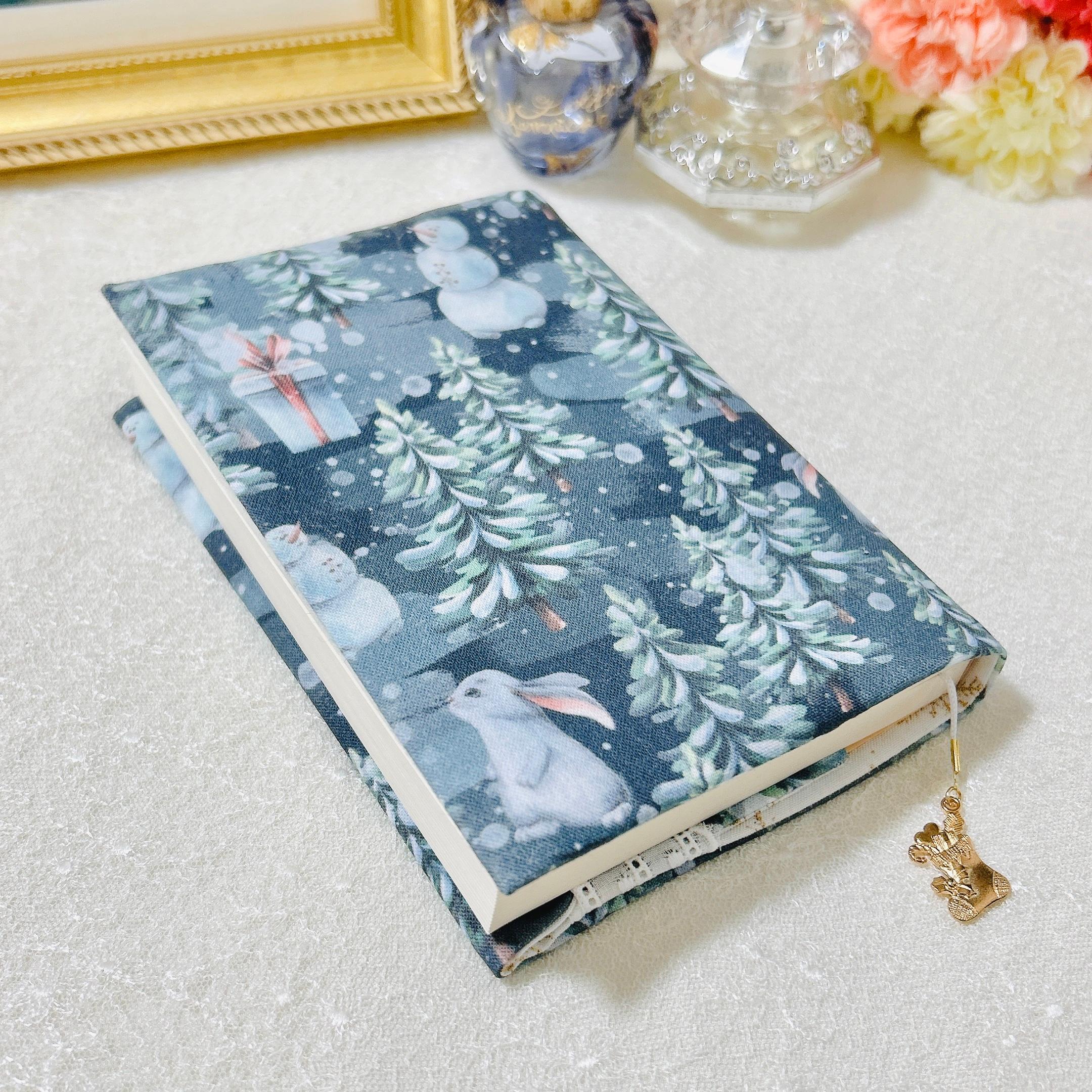 【♡12/25まで限定販売♡】2025クリスマス⭐︎ブックカバー(プレゼントうさぎ)1枚目の画像
